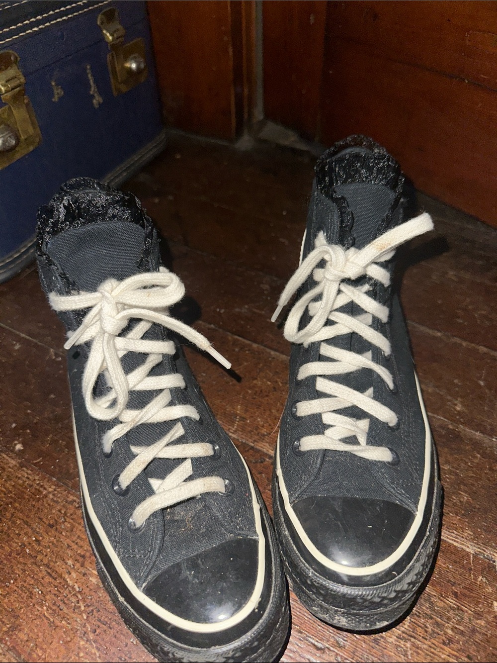 Chuck Taylor’s Allstars black lace hi top